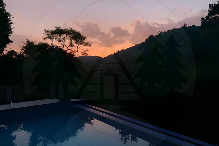 Suíte c/ Café, Hidro, Lareira e Piscina - 20min SP