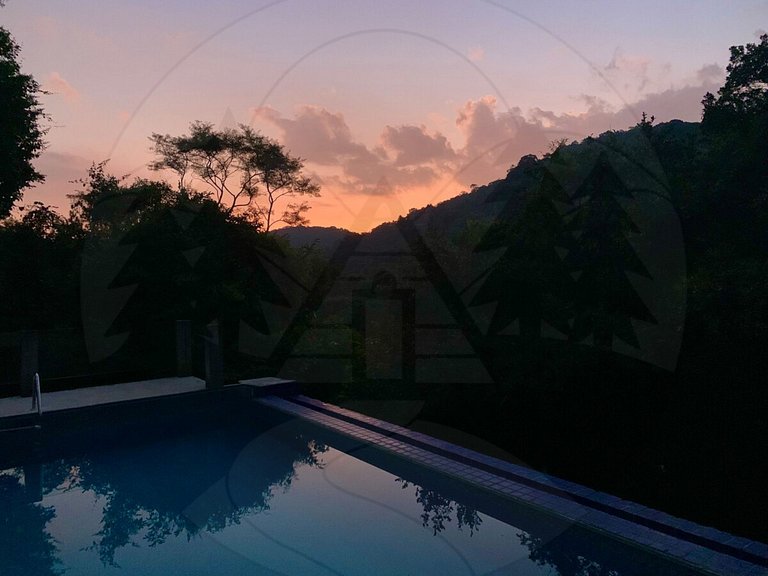 Suíte c/ Hidro, Lareira e Piscina - 20min SP
