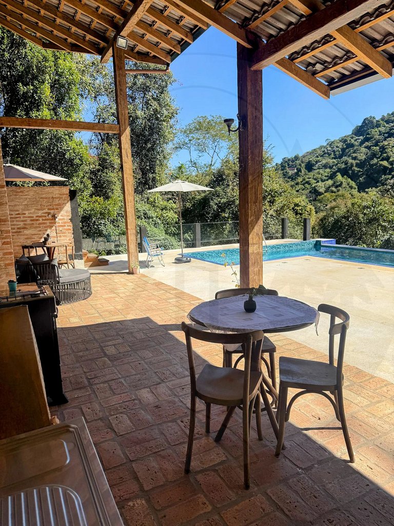 Suíte c/ Hidro, Lareira e Piscina - 20min SP