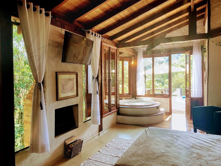 Suíte c/ Café, Hidro, Lareira e Piscina - 20min SP