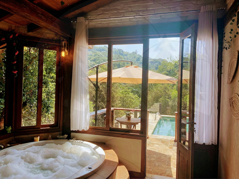 Suíte c/ Café, Hidro, Lareira e Piscina - 20min SP